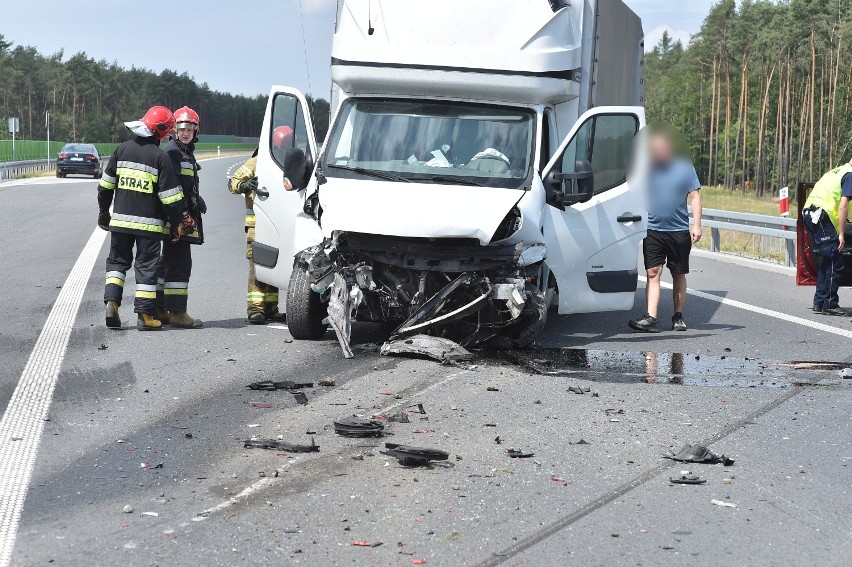 Wypadek na S5 pod Lesznem. Ekspresówka była zablokowana w stronę Poznania przez 1,5 godziny [ZDJĘCIA i FILM]