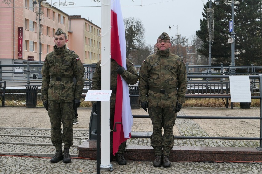 W poniedziałek uroczyście podniesiono flagę na maszt w...