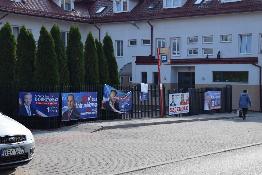Zajazd obwieszony jak choinka. Przez banery wyborcze ministra Zielińskiego (zdjęcia)