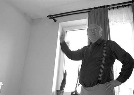 Witold Siudy twierdzi, że ściany w jego domu zjada pleśń, a gdzieniegdzie pojawia się grzyb. Fot: Sylwester Witkowski