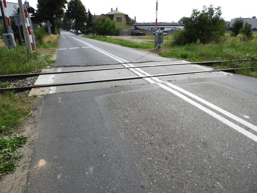 Budowa ścieżki pieszo-rowerowej do Staniewa idzie jak po grudzie. Radni powiatowi: Pilnujemy inwestycji i nie pozwolimy sobie grać na nosie