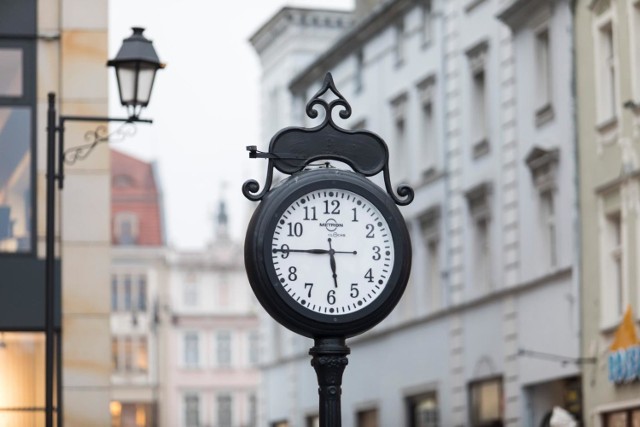 Przestawienie zegarów dla tych, którzy muszą pełnić nocne dyżury oznacza wydłużenie czasu pracy z ośmiu do dziewięciu godzin. Jednak jak wynika z art. 80 kodeksu pracy dodatkowe 60 minut pracy musi być potraktowane przez pracodawcę jako nadgodzina. Tak więc zgodnie z przepisami przysługuje nam dodatkowe wynagrodzenie lub wolne.