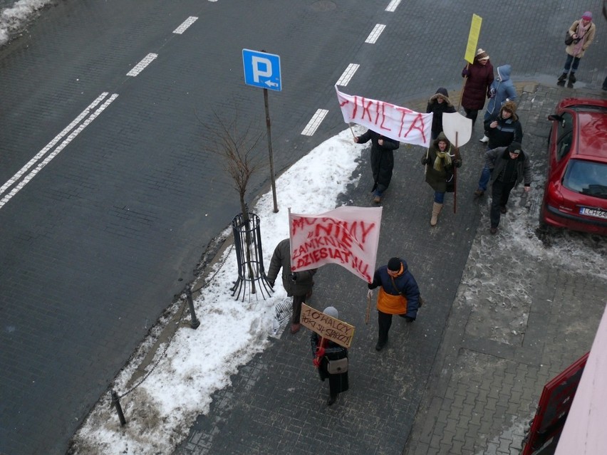 Chełm: Protest &quot;dziesiątki&quot; pod Urzędem Miasta Chełm