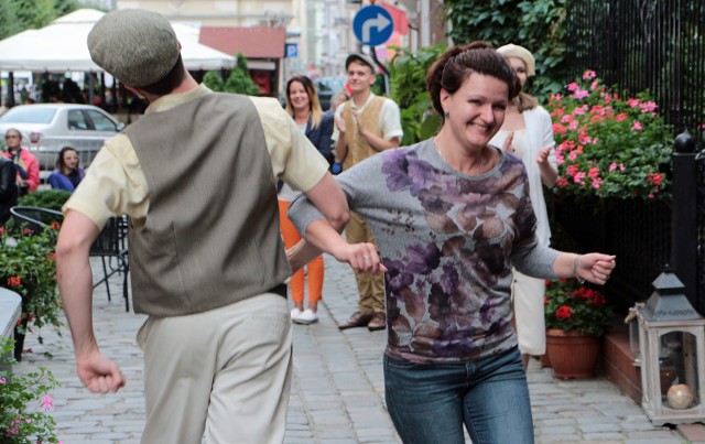 Na zaproszenie właścicieli kawiarni "Caffe Fado" do Grudziądza przyjechali aktorzy "Teatru Pijana Sypialnia" z Warszawy aby muzyką i tańcem bawić grudziądzką publiczność. To już kolejna propozycja kulturalna "Caffe Fado".