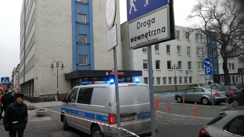 Ewakuacja w urzędzie miasta we Włocławku. Przyszedł meil o charakterze terrorystycznym [zdjęcia]