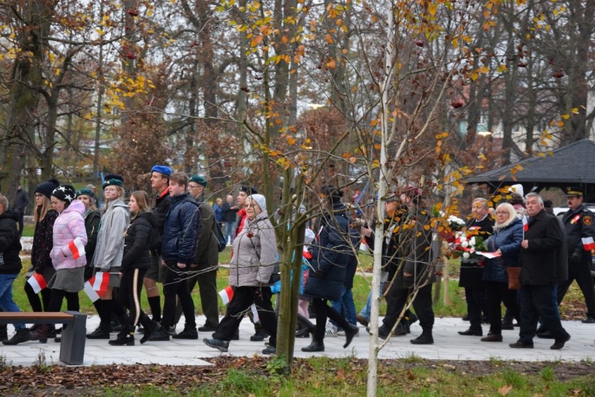 Starogard Gd. Flagi, wspólny marsz i śpiew. Taki był 11.listopada w stolicy Kociewia ZDJĘCIA II/II