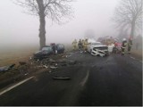 Zderzenie dwóch samochodów w Krzewacie. Poszkodowany uwięziony w samochodzie, interweniowała straż