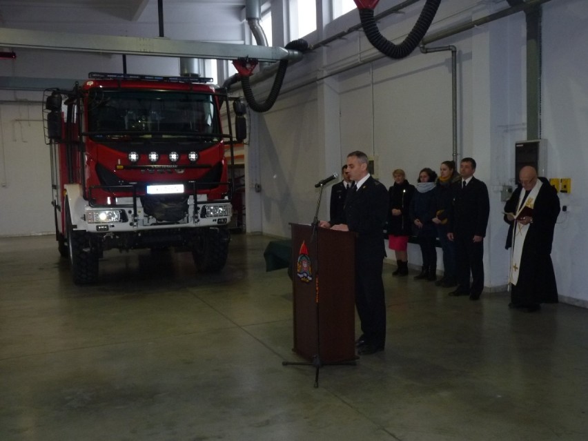 Ślubowanie strażaków oraz poświęcenie nowego wozu bojowego i łodzi ratunkowej w Komendzie Powiatowej PSP w Lublińcu ZDJĘCIA