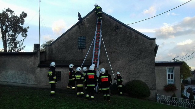 Uszkodzony dach budynku przy ul. 1 Maja w Pietrowicach Wielkich