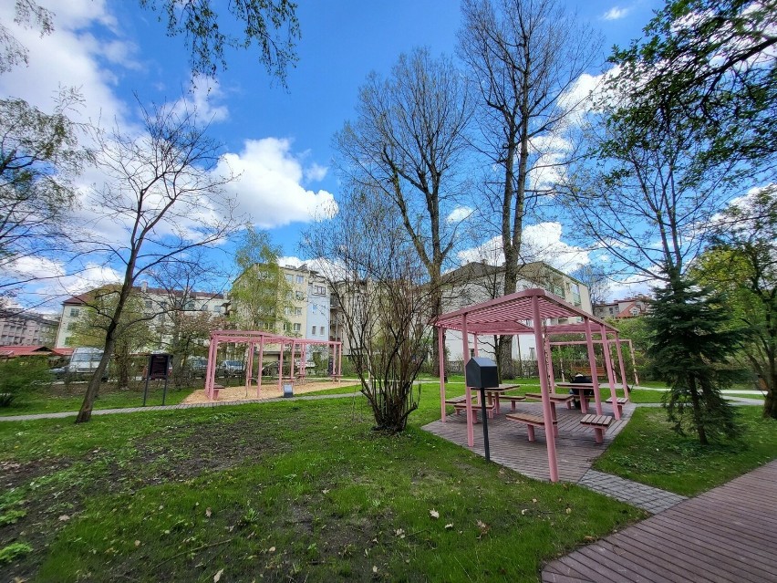 Gołębi Ogród Krakowian na Krowodrzy gotowy. Przy placu Nowowiejskim miało być zielono, a jest dość różowo