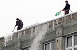 Na łódzkich dachach walczą z soplami i śniegiem