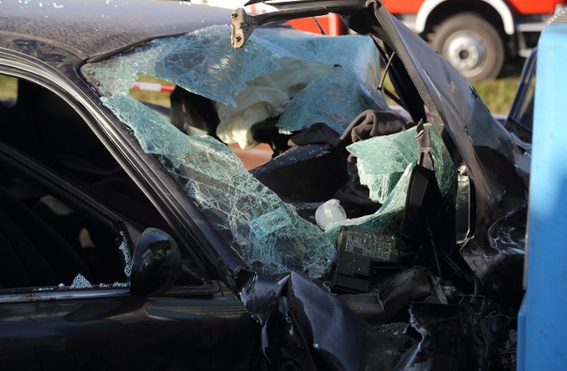 Wypadek na autostradzie A1 pod Piotrkowem. Honda wbiła się w tira, auto osobowe jechało pod prąd. Na miejscu zginęły trzy osoby, wszystkie z kierowcą włącznie były pod wpływem alkoholu i narkotyków.