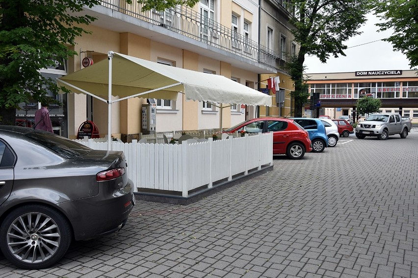 W Gorlicach ubyło miejsc parkingowych. W ich miejscu są teraz ogródki restauracyjne