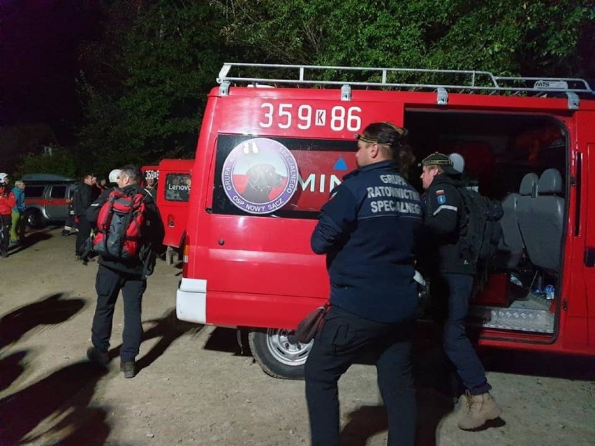 Nocne poszukiwania grzybiarza w lasach koło Ptaszkowej