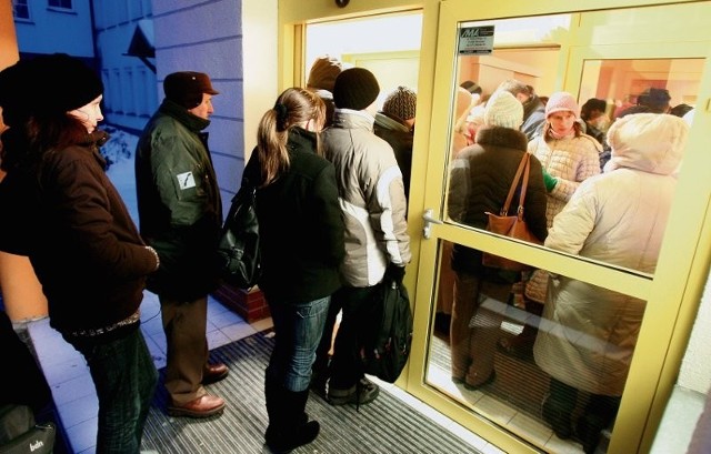 Ludzie w 150-osobowej kolejce cierpliwie czekali godzinami na otwarcie drzwi do ośrodka. - Kompletny PRL - mówili oburzeni