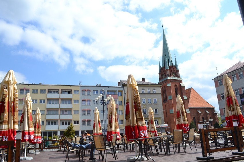 Rynek w Raciborzu. Pstrokacizna bije po oczach