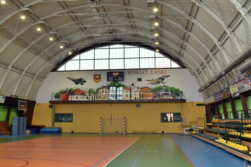 Taki mural zdobi halę Międzyszkolnego Ośrodka Sportowego w...