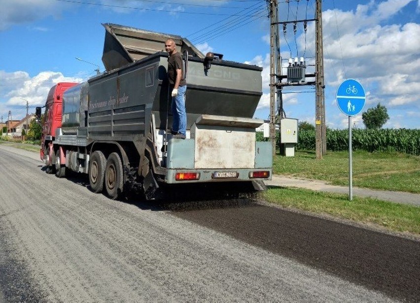 Naprawa dróg w powiecie leszczyńskim. Za pomocą specjalistycznego sprzętu wyremontowali ponad 12 kilometrów jezdni 