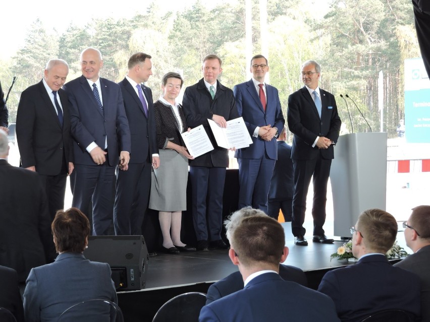 Prezydent Andrzej Duda w Świnoujściu. Podpisano umowę na dofinansowanie rozbudowy terminalu LNG w Świnoujściu