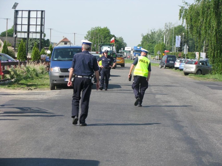 Trwa protest rolników na drodze krajowej nr 25 Ostrów - Kalisz [FOTO]