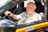 Najstarszy polski taksówkarz jeździ w Warszawie. Zdradził nam kulisy swojej pracy [WIDEO]