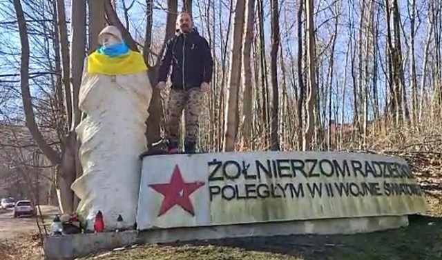 Wraca sprawa pomnika Żołnierza Radzieckiego w Wałbrzychu. Obywatel Ukrainy wywiesił na nim ojczystą flagę. Pomnik i sąsiednia nekropolia odnowione zostały w 2013 roku, pieniądze przekazali Rosjanie. W 2014 roku pomnik został zniszczony przez wandali, w związku z sytuacją na Ukrainie.