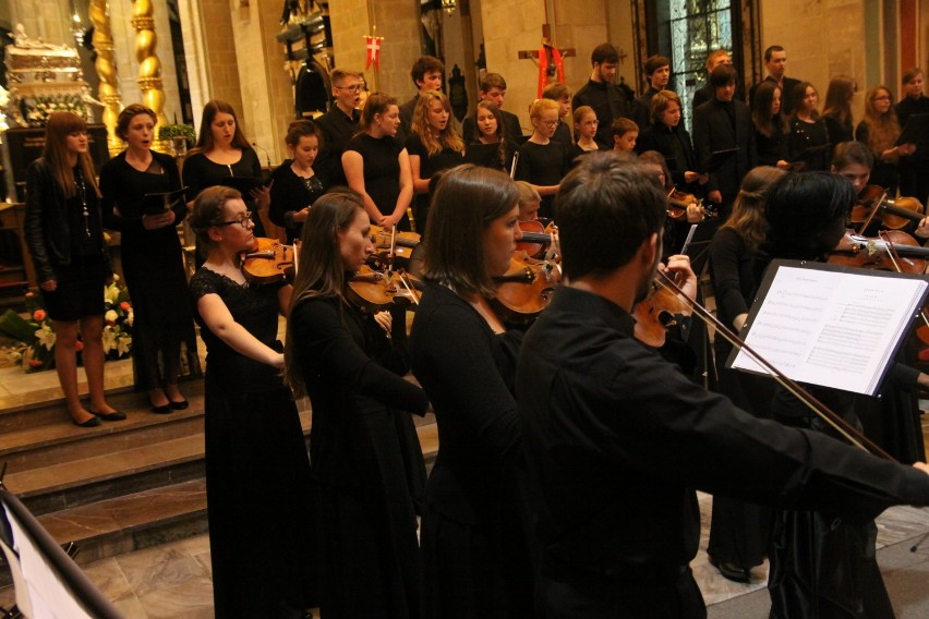 Uczniowie szkoły muzycznej w Gnieźnie zagrali z orkiestrą smyczkową