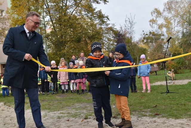 Osiedle Jeziorany Śrem. Otwarcie nowego placu zabaw przy ul. Okulickiego. Gmina wydała na niego niemal 150 tys. złotych