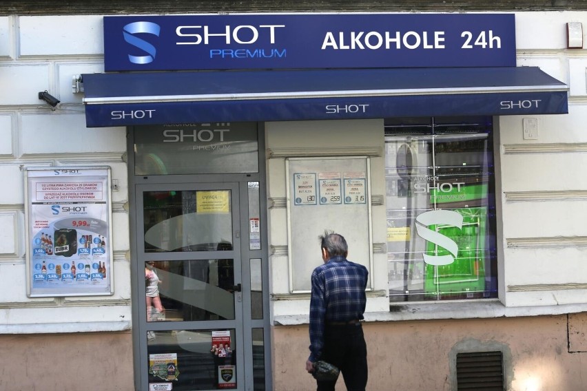 Prohibicja w Krakowie? Jedni domagają się zakazu nocnej sprzedaży alkoholu, inni referendum w tej sprawie. Zdecydują radni
