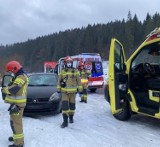 Nieszczęście na drodze w Tyliczu. Auto w poślizgu. Dwoje pieszych w szpitalu