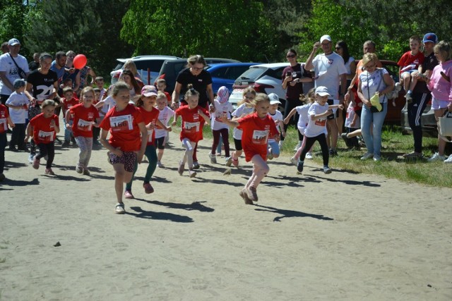 Rywalizacja dzieci w ramach Biegu Flagi Narodowej nad Jeziorem Orłowskim