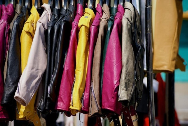 Second hand, ciucholand, czy po prostu tania odzież - sklepy z używaną odzieżą mają coraz większą liczbę zwolenników. Można w nich za małe pieniądze znaleźć prawdziwe odzieżowe perełki i ubrać się bardzo modnie. Zobacz najlepsze ciucholandy w Starachowicach.

 >>>ZOBACZ WIĘCEJ NA KOLEJNYCH SLAJDACH