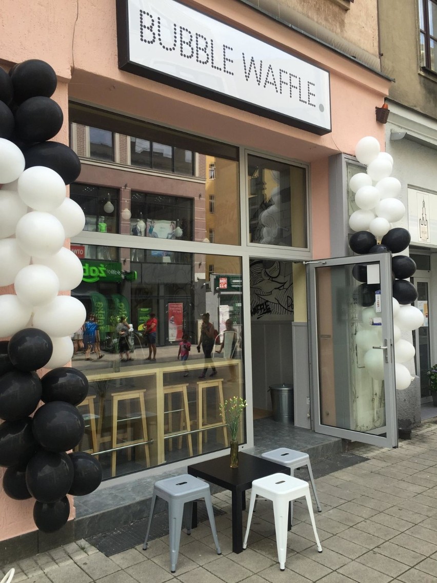 Nowe Miejsca w Poznaniu: Bubble Waffle Poznań serwuje niezwykłe desery