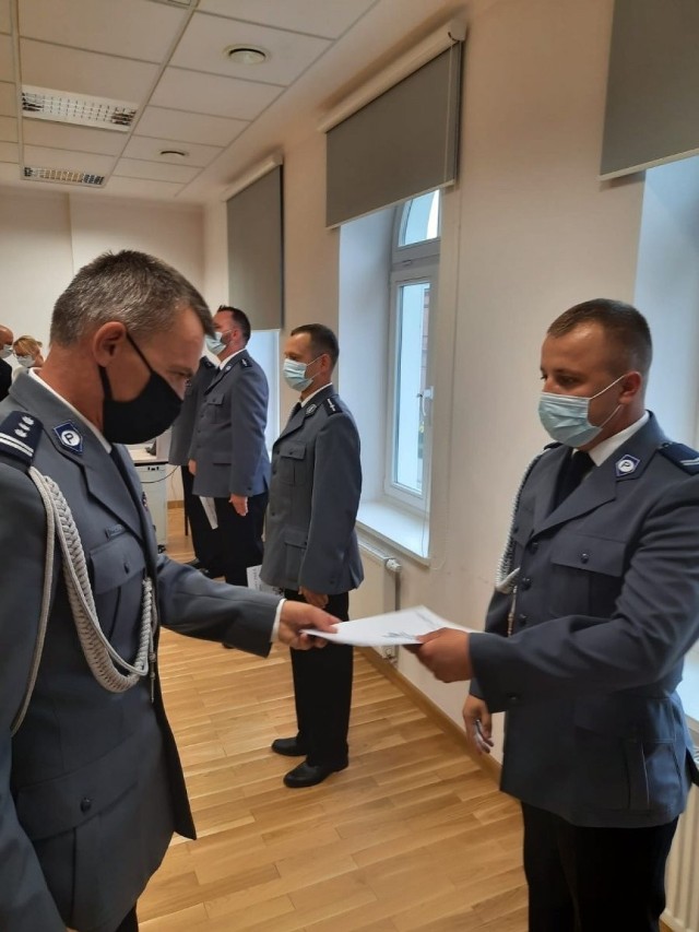 Dziesięciu policjantów z Komendy Powiatowej Policji w Wąbrzeźnie zostało awansowanych na wyższe stopnie, a w szeregi kujawsko-pomorskiej policji wstąpił funkcjonariusz, który swoją służbę pełni w wąbrzeskiej komendzie