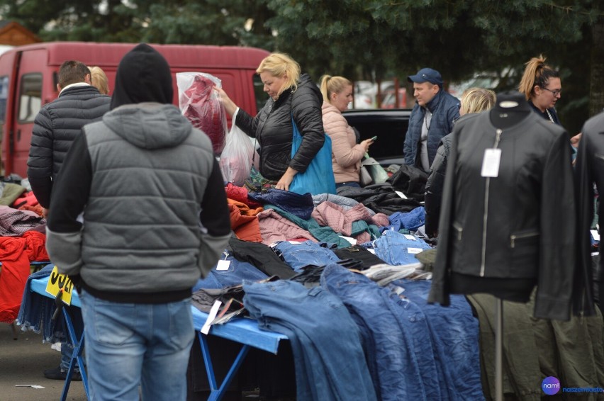 Pochmurna niedziela na Pchlim Targu we Włocławku - 19...