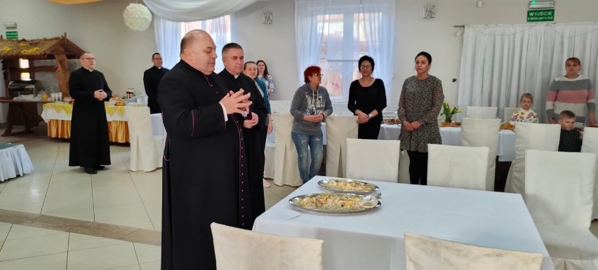 Wielkanocne śniadanie w Pucku. Razem z Ukraińcami zasiedli do świątecznego stołu, który zastawiono dzięki | ZDJĘCIA