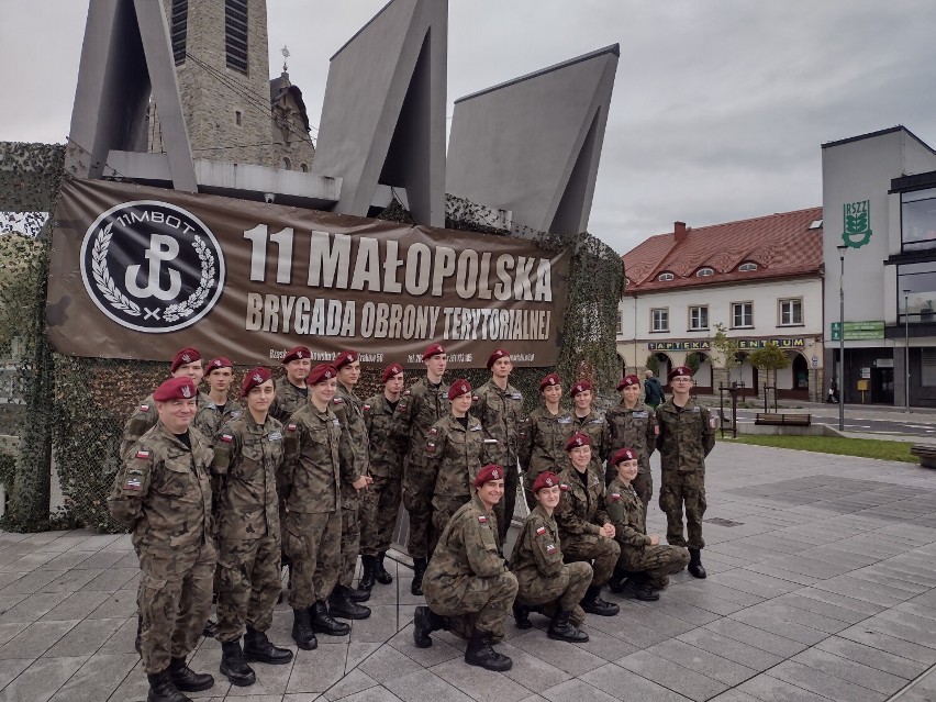 Przyszłość polskiej armii? Uczniowie klas wojskowych z ZS w Tymbarku pokazują swoją siłę w całym kraju 