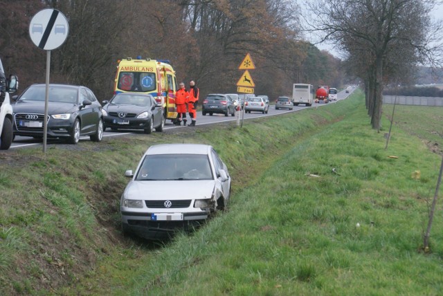 Kolizja w Skarszewie pod Kaliszem. Volkswagen wylądował w przydrożnym rowie