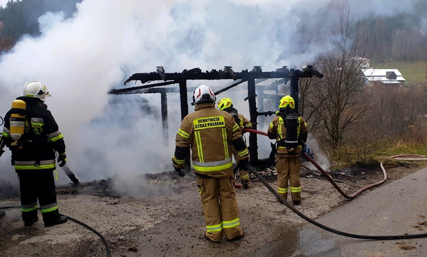 Osiem zastępów strażackich gasiło pożar suszarni owoców we wsi nieopodal Limanowej