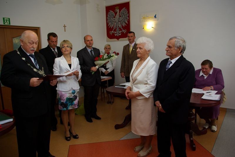 Gmina Darłowo. Wójt Kupracz odznaczył medalami pary małżeńskie
