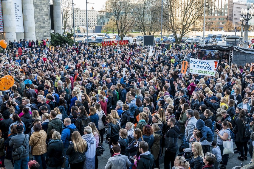 Artyści dla nauczycieli. W Warszawie trwa się koncert...