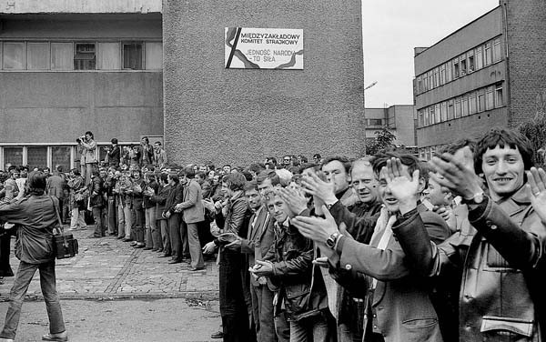 2 września 1980 roku. Strajkujący górnicy witają delegację...