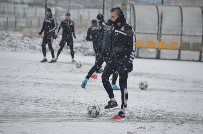 27 zawodników PGE GKS Bełchatów trenowało w zimowej aurze na sztucznej nawierzchni [GALERIA]