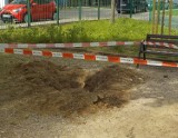 Niebezpieczny plac zabaw i siłownia w Warszawie. "Zostawił otwartą skrzynkę elektryczną i głęboką dziurę"