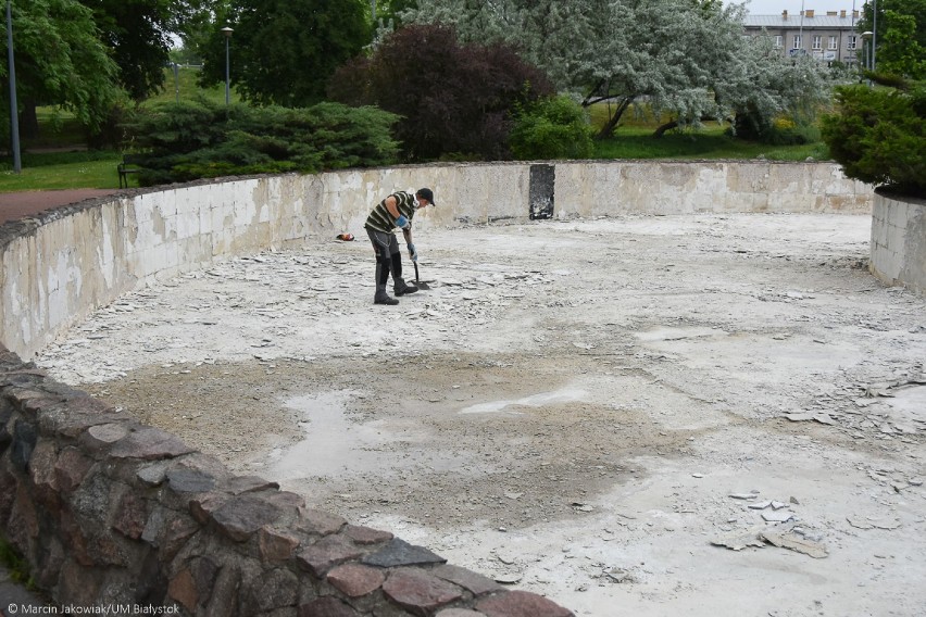 Naprawiają nieszczelną fontannę w Parku J. Dziekońskiej. 
