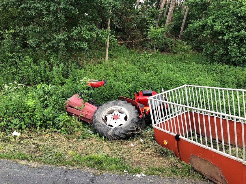 Wypadek w okolicach Włocławka. Ciągnik rolniczy złamał się na pół! [zdjęcia]