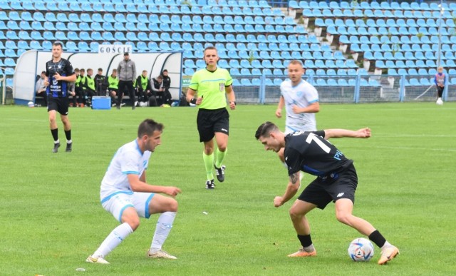 Maciej Koziara (przy piłce) zdobył honorową bramkę dla Zawiszy w Kleczewie