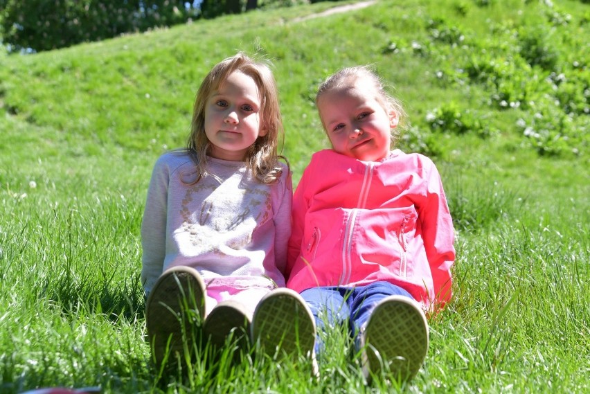 Sara i Maja postanowiły odpocząć na trawie w parku.