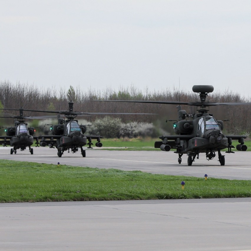 Śmigłowce Apache na podmalborskim lotnisku. To znak, że ruszają cykliczne ćwiczenia "Saber Strike" w ramach "Defender-24"