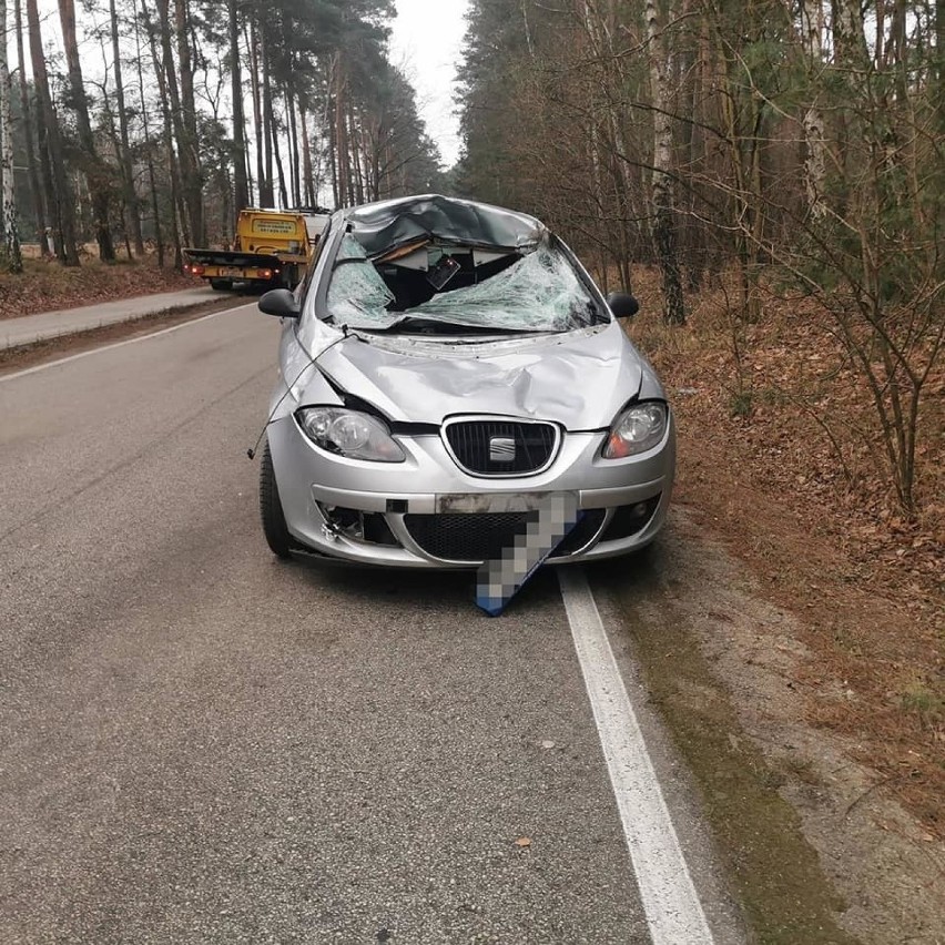 Auto jest poważnie uszkodzone. Kierowcy nic się nie stało....